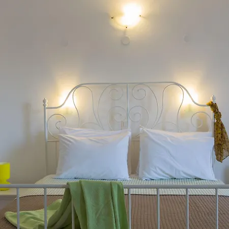 Odysseas 3* Perivolos (Santorini)